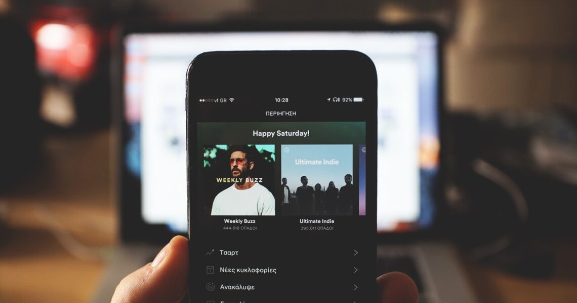 Como ocorre as compras no Spotify? (Foto de John Tekeridis no Pexels)